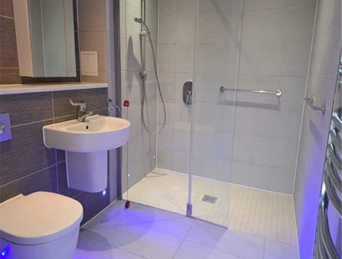 12 River House shower room